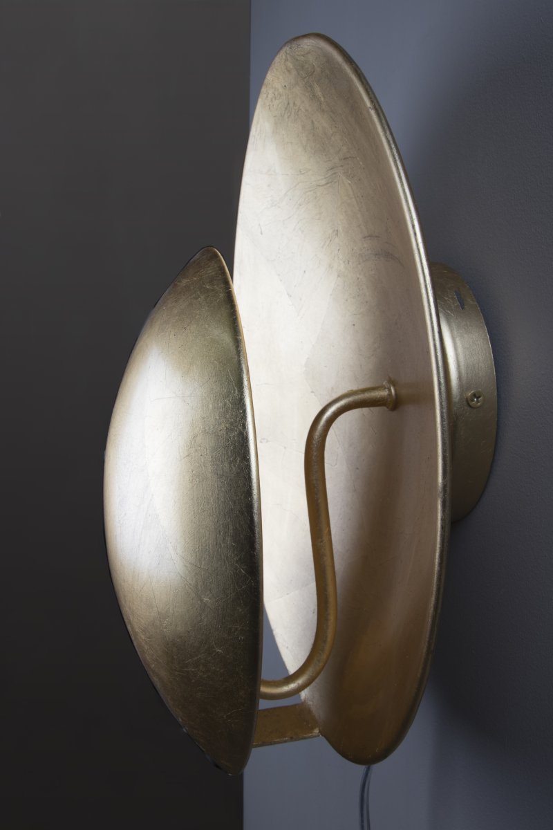 Orbit Ø30 Mässing vägglampa från Globen Lighting - Antingen genom att montera upp den p&aring; v&auml;ggen som den &auml;r eller f&ouml;r fast installation.