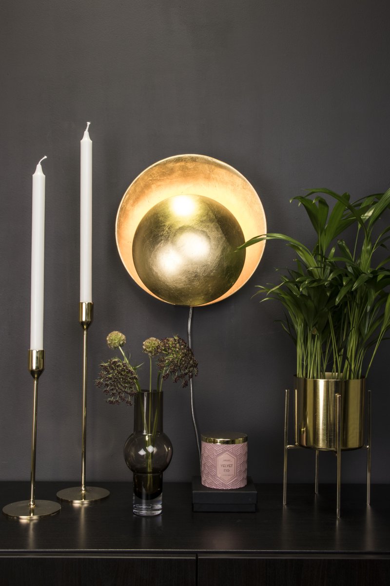 Orbit Ø30 Mässing vägglampa från Globen Lighting - Antingen genom att montera upp den p&aring; v&auml;ggen som den &auml;r eller f&ouml;r fast installation.