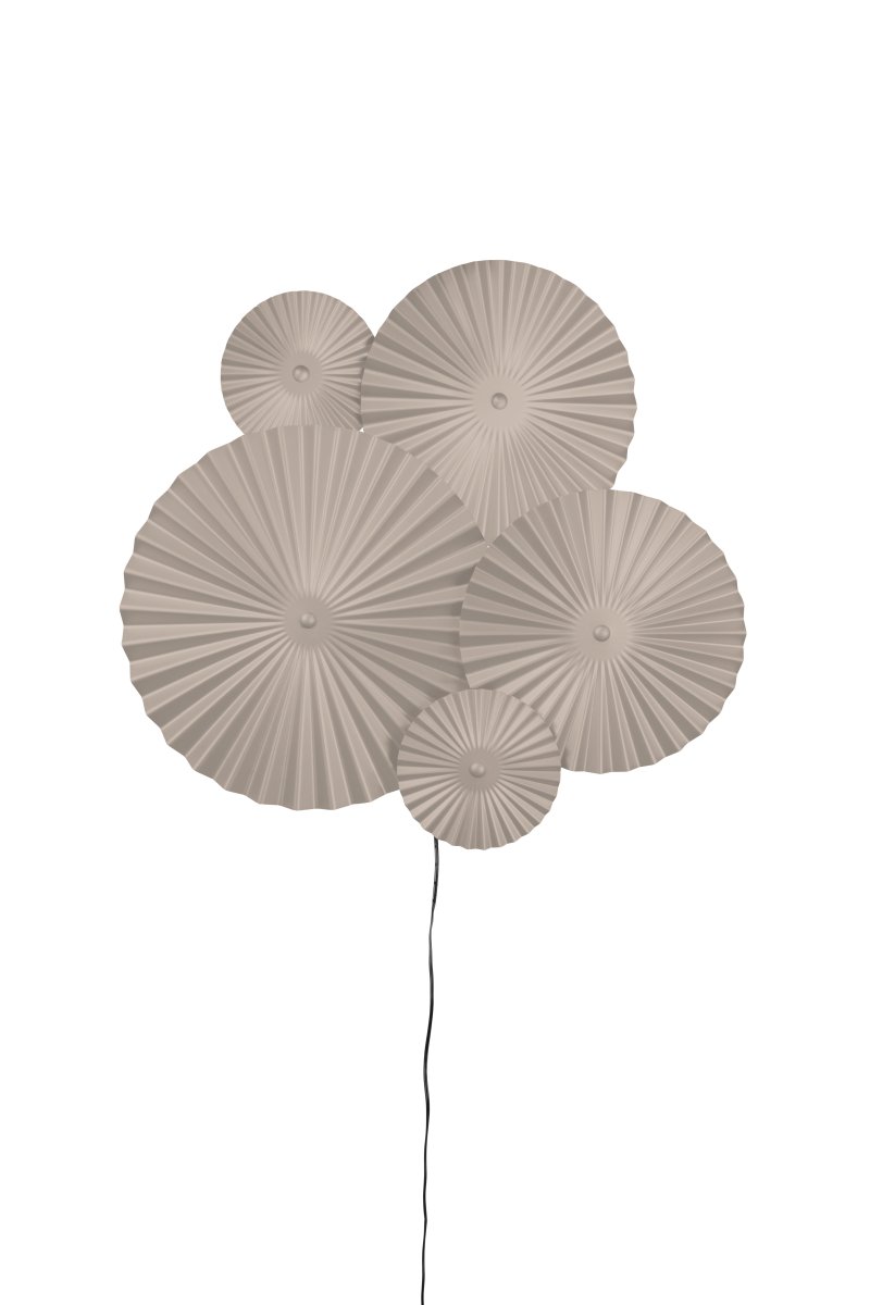 Omega 70cm Beige vägglampa från Globen Lighting - Omega &auml;r en tv&aring;delad v&auml;gglampa med tre sammanh&auml;ngande plattor med belysning bakom samt tv&aring; extra sammanh&auml;ngande plattor som du kan placera d&auml;r du &ouml;nskar.