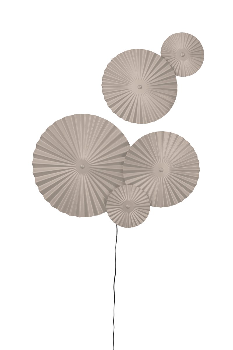 Omega 70cm Beige vägglampa från Globen Lighting - Omega &auml;r en tv&aring;delad v&auml;gglampa med tre sammanh&auml;ngande plattor med belysning bakom samt tv&aring; extra sammanh&auml;ngande plattor som du kan placera d&auml;r du &ouml;nskar.