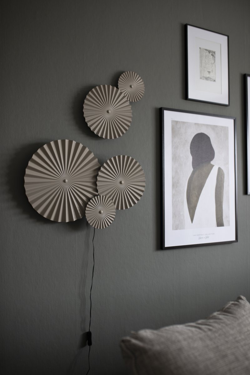Omega 70cm Beige vägglampa från Globen Lighting - Omega &auml;r en tv&aring;delad v&auml;gglampa med tre sammanh&auml;ngande plattor med belysning bakom samt tv&aring; extra sammanh&auml;ngande plattor som du kan placera d&auml;r du &ouml;nskar.