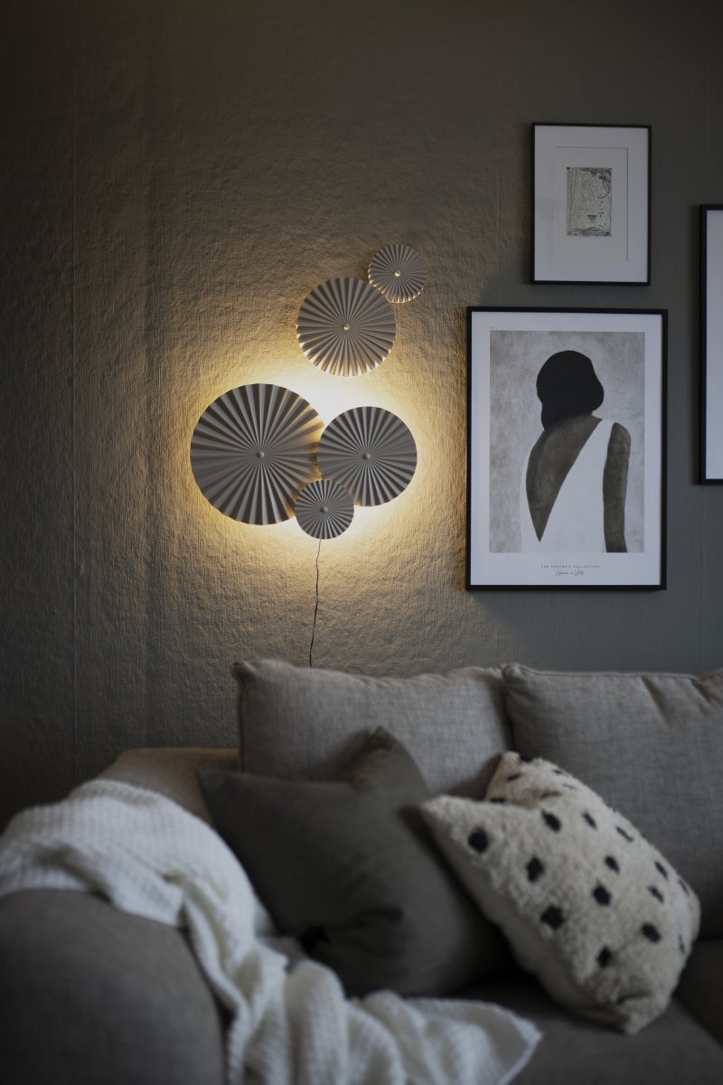 Omega 70cm Beige vägglampa från Globen Lighting - Omega &auml;r en tv&aring;delad v&auml;gglampa med tre sammanh&auml;ngande plattor med belysning bakom samt tv&aring; extra sammanh&auml;ngande plattor som du kan placera d&auml;r du &ouml;nskar.