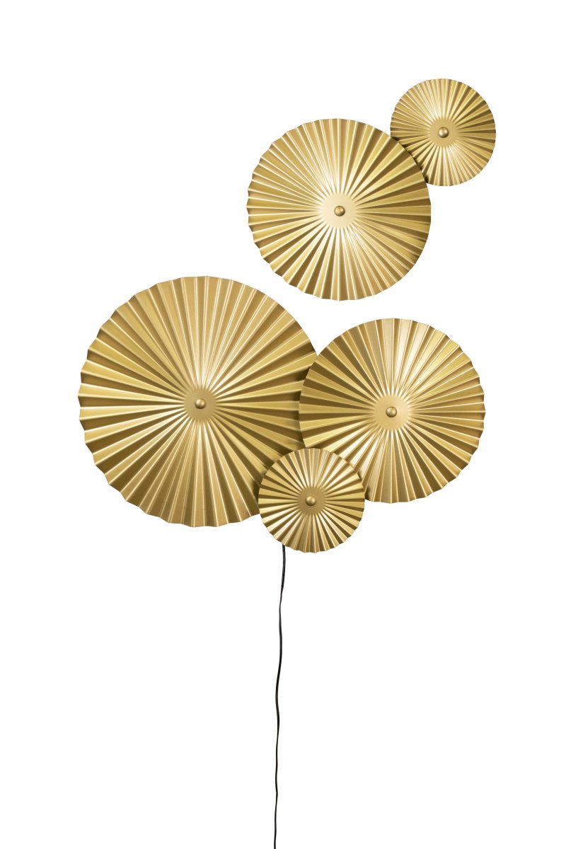 Omega 70cm Guld vägglampa från Globen Lighting - Omega &auml;r en tv&aring;delad v&auml;gglampa med tre sammanh&auml;ngande plattor med belysning bakom samt tv&aring; extra sammanh&auml;ngande plattor som du kan placera d&auml;r du &ouml;nskar.