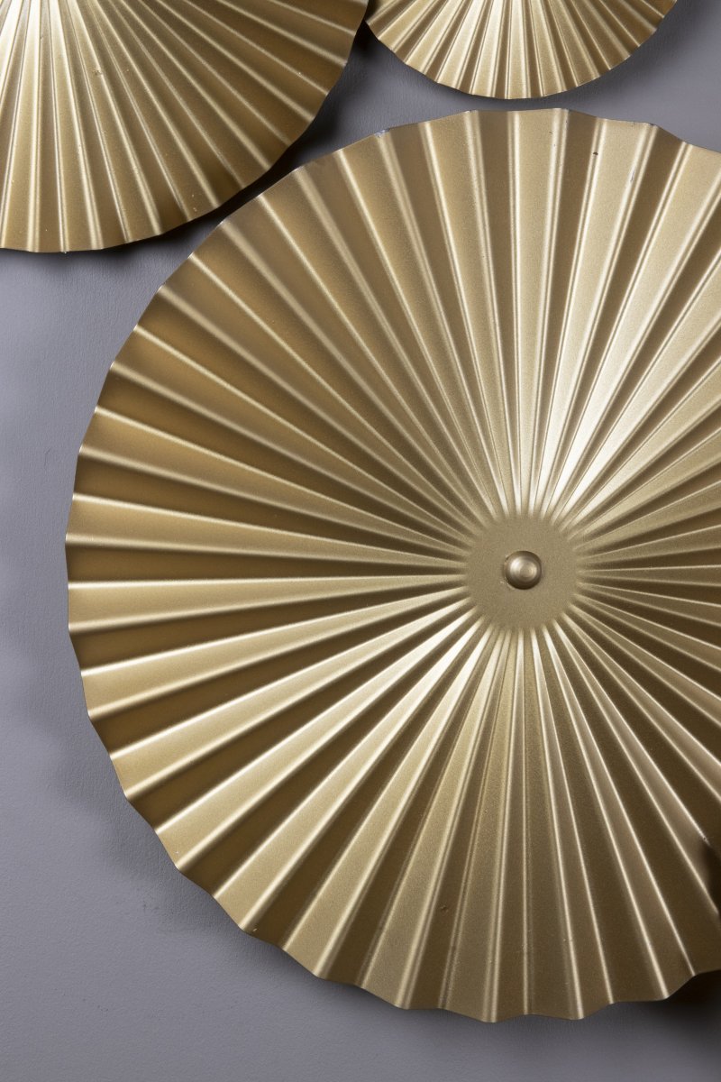 Omega 70cm Guld vägglampa från Globen Lighting - Omega &auml;r en tv&aring;delad v&auml;gglampa med tre sammanh&auml;ngande plattor med belysning bakom samt tv&aring; extra sammanh&auml;ngande plattor som du kan placera d&auml;r du &ouml;nskar.