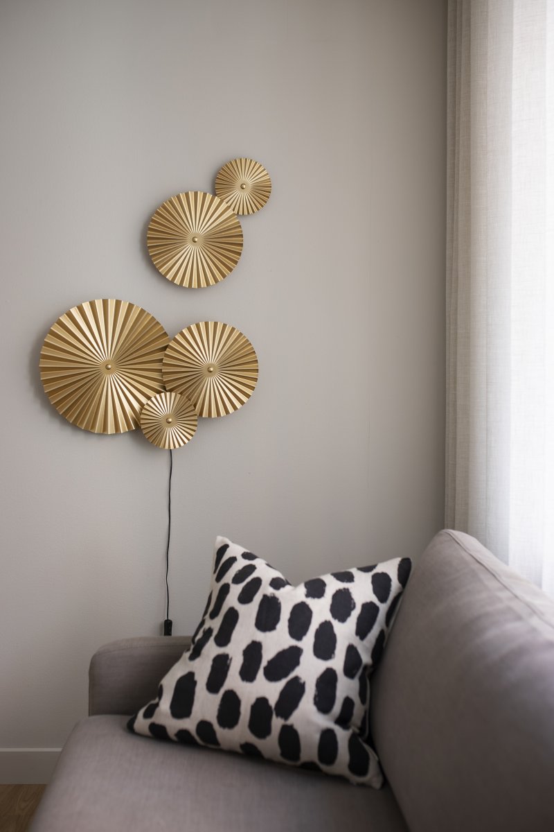 Omega 70cm Guld vägglampa från Globen Lighting - Omega &auml;r en tv&aring;delad v&auml;gglampa med tre sammanh&auml;ngande plattor med belysning bakom samt tv&aring; extra sammanh&auml;ngande plattor som du kan placera d&auml;r du &ouml;nskar.