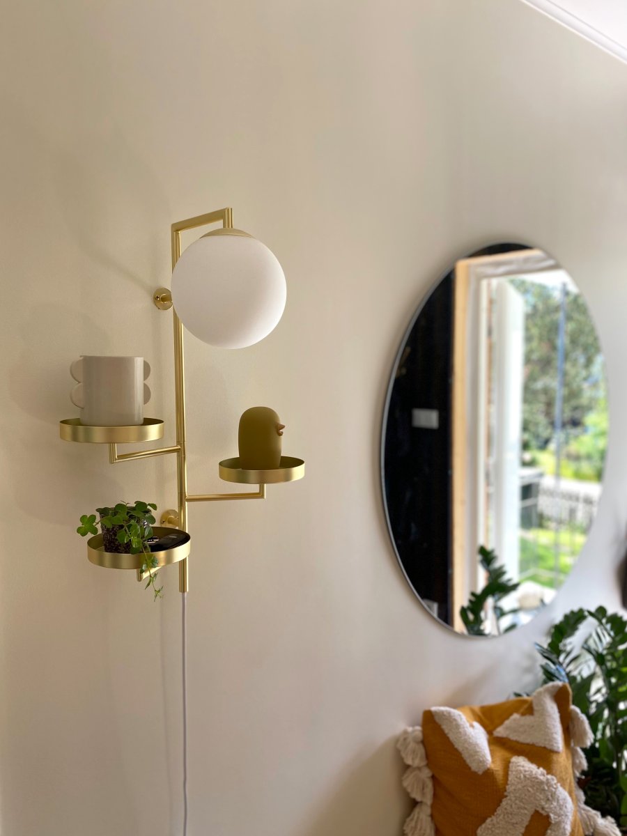 Astoria 62cm Borstad mässing vägglampa från Globen Lighting - Astoria kombinerar funktion och design med sina hyllplan och belysning.