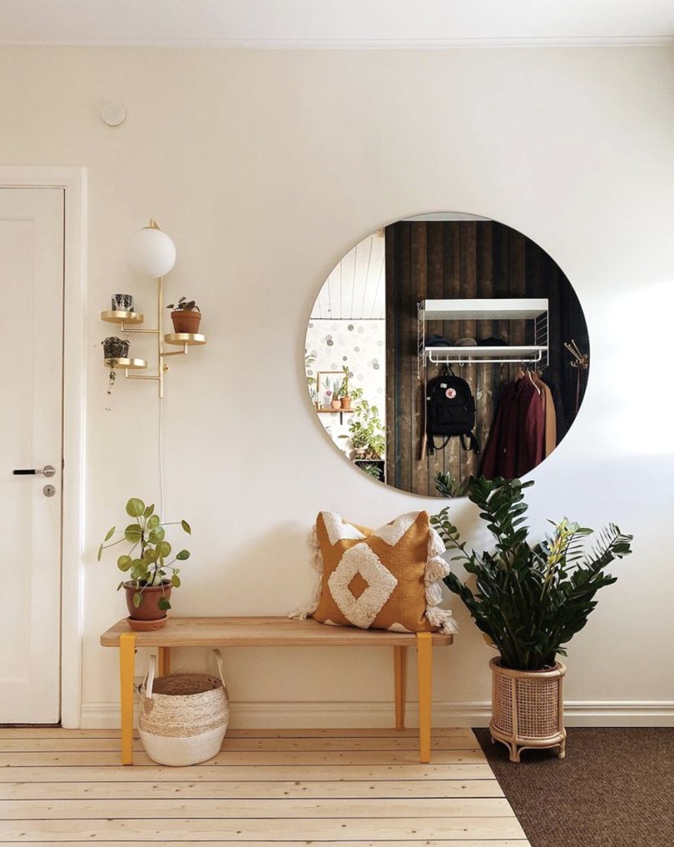 Astoria 62cm Borstad mässing vägglampa från Globen Lighting - Astoria kombinerar funktion och design med sina hyllplan och belysning.