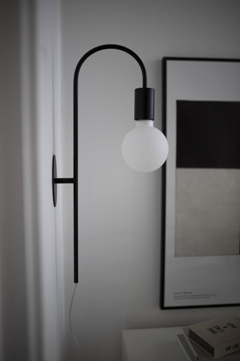 Grace 50cm Svart vägglampa från Globen Lighting - Grace v&auml;gglampa har en mjukt b&ouml;jd arm av svart metall.