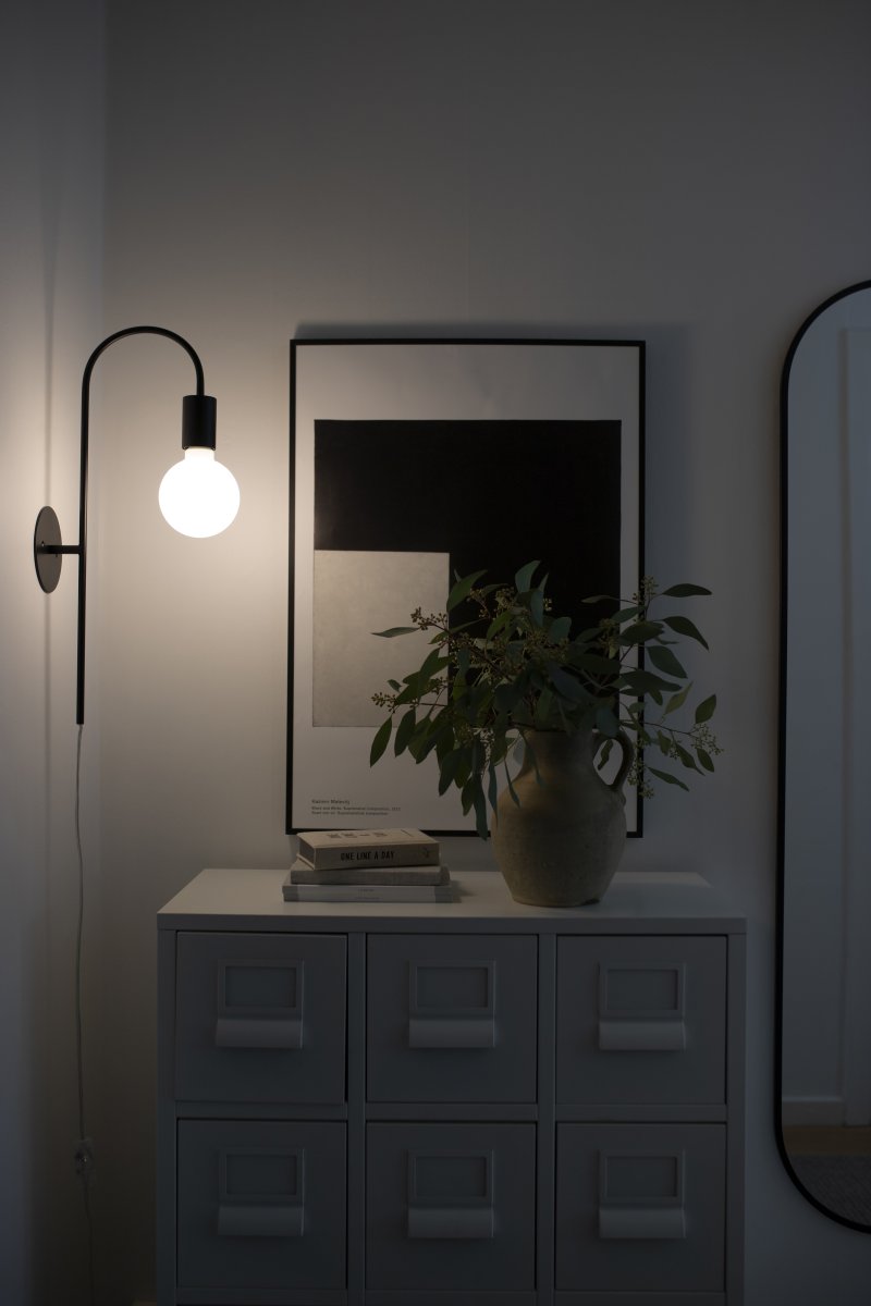 Grace 50cm Svart vägglampa från Globen Lighting - Grace v&auml;gglampa har en mjukt b&ouml;jd arm av svart metall.