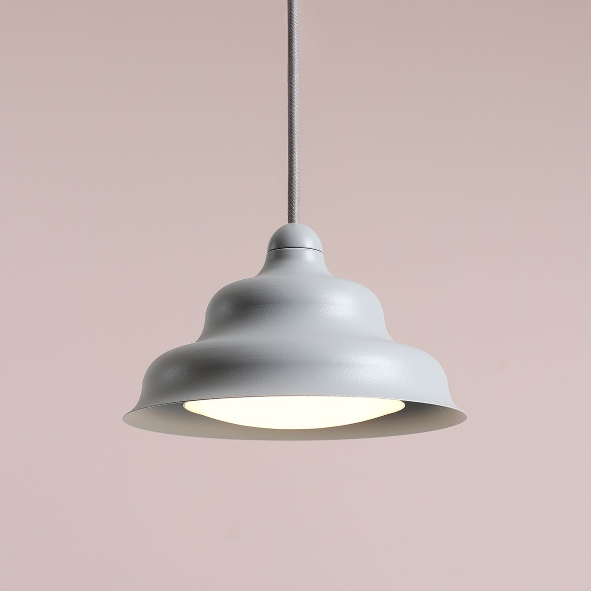 Wave Ø17 Blå taklampa från Artera - Wave &auml;r en modern pendel med retro design vilket g&ouml;r den till en m&aring;ngfaldig belysning och passar in i alla hem.