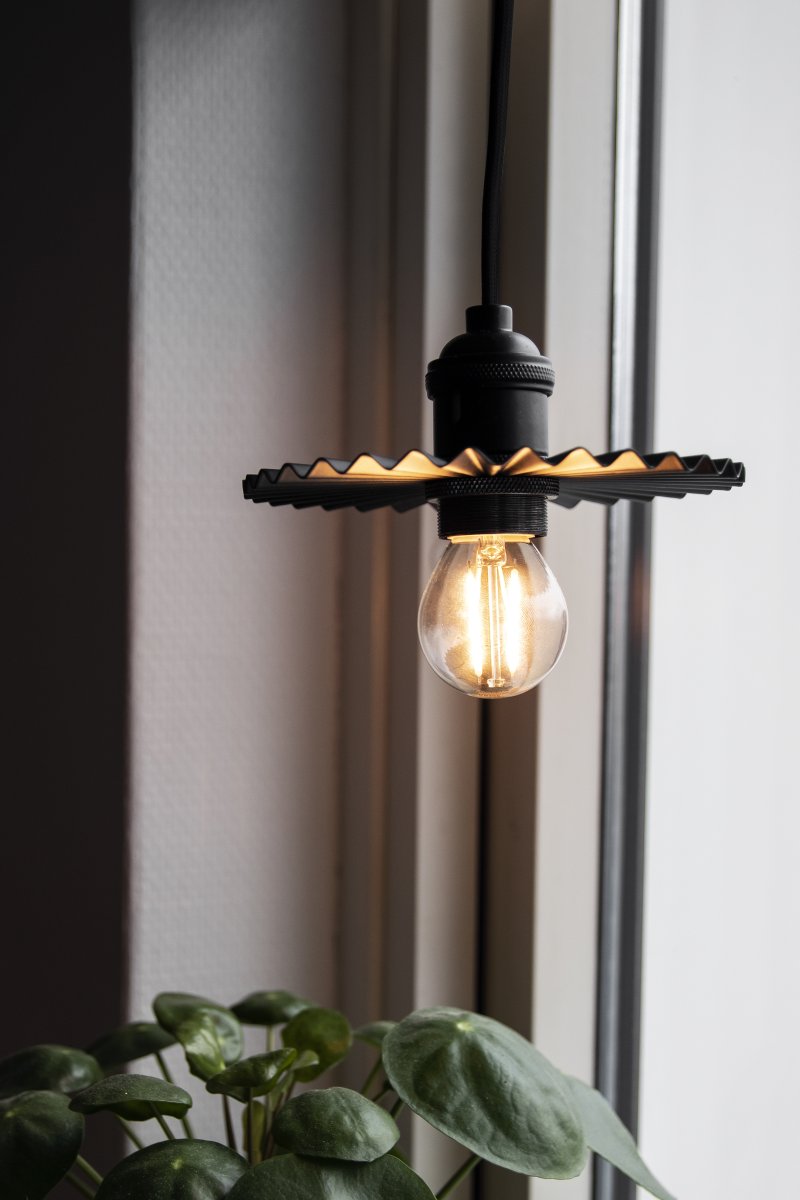 Omega Ø15 Svart fönsterlampa från Globen Lighting - Omega &auml;r en n&auml;tt f&ouml;nsterlampa med veckad metallsk&auml;rm som fungerar lika bra ensam i ett f&ouml;nster som i grupp &ouml;ver k&ouml;ksb&auml;nken.