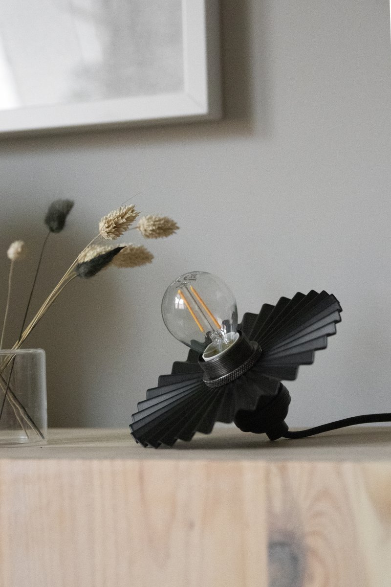 Omega Ø15 Svart fönsterlampa från Globen Lighting - Omega &auml;r en n&auml;tt f&ouml;nsterlampa med veckad metallsk&auml;rm som fungerar lika bra ensam i ett f&ouml;nster som i grupp &ouml;ver k&ouml;ksb&auml;nken.