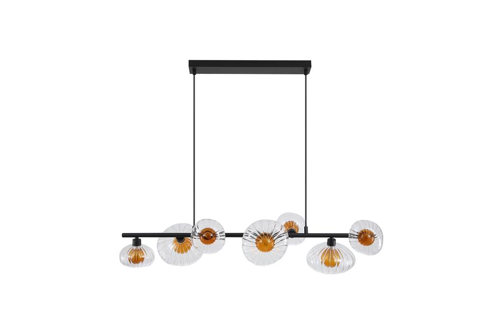 Sunbeam 90cm Transparent/svart taklampa från Searchlight - Sju ribbade sk&auml;rmar i transparent glas med en varm b&auml;rnstensf&auml;rgad kupa inuti &auml;r placerade l&auml;ngs en matt svart metallst&aring;ng, vilket skapar en uttrycksfull design som kombinerar funktion och dekorativ konst.
