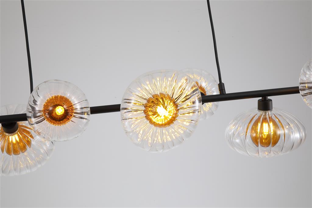 Sunbeam 90cm Transparent/svart taklampa från Searchlight - Sju ribbade sk&auml;rmar i transparent glas med en varm b&auml;rnstensf&auml;rgad kupa inuti &auml;r placerade l&auml;ngs en matt svart metallst&aring;ng, vilket skapar en uttrycksfull design som kombinerar funktion och dekorativ konst.