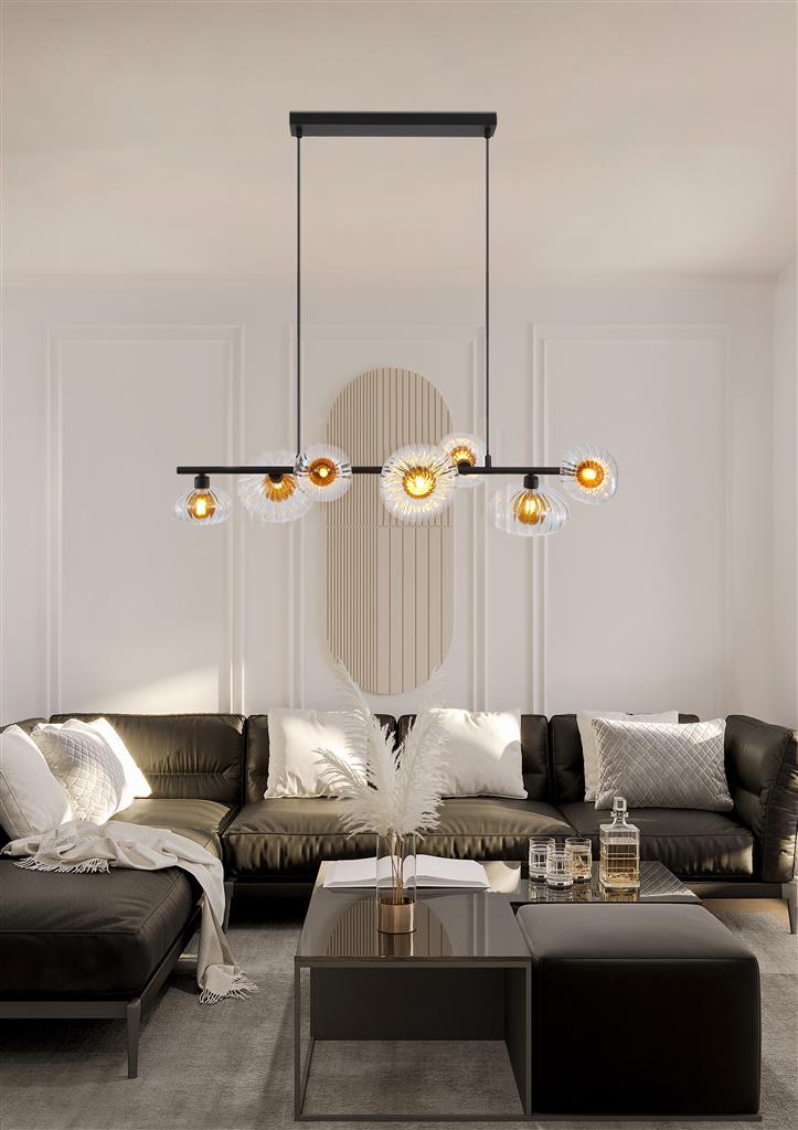 Sunbeam 90cm Transparent/svart taklampa från Searchlight - Sju ribbade sk&auml;rmar i transparent glas med en varm b&auml;rnstensf&auml;rgad kupa inuti &auml;r placerade l&auml;ngs en matt svart metallst&aring;ng, vilket skapar en uttrycksfull design som kombinerar funktion och dekorativ konst.