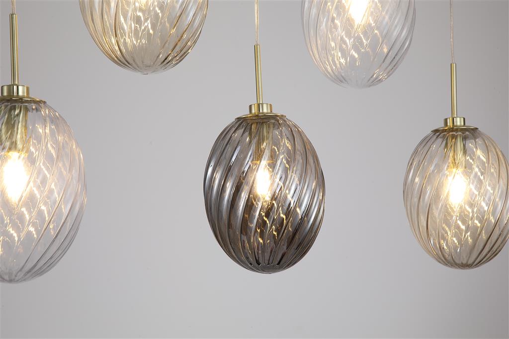 Whirl 92cm Mässing taklampa från Searchlight - De virvlande ribborna i glaset skapar struktur och en levande ljusspridning som ger rummet en mjuk och inbjudande atmosf&auml;r.