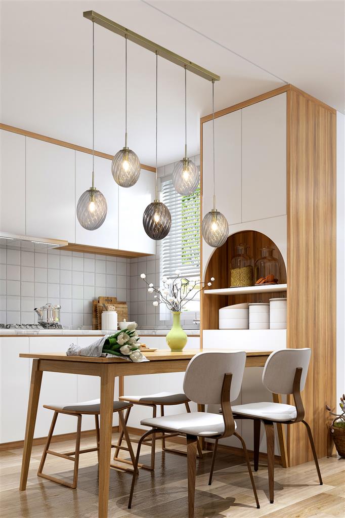 Whirl 92cm Mässing taklampa från Searchlight - De virvlande ribborna i glaset skapar struktur och en levande ljusspridning som ger rummet en mjuk och inbjudande atmosf&auml;r.