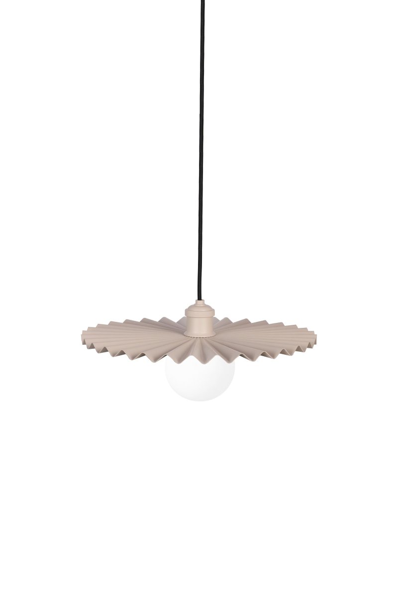Omega Ø35 Mud taklampa från Globen Lighting - Pendeln Omega tar f&ouml;r sig och sticker ut i ett rum med sin veckade och beigef&auml;rgade metallsk&auml;rm.