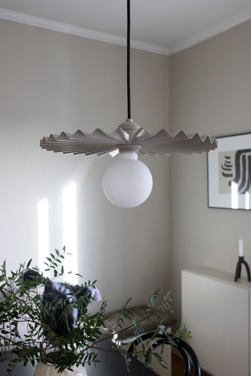 Omega Ø35 Mud taklampa från Globen Lighting - Pendeln Omega tar f&ouml;r sig och sticker ut i ett rum med sin veckade och beigef&auml;rgade metallsk&auml;rm.