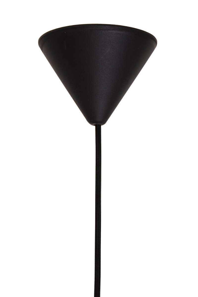 Omega Ø35 Mud taklampa från Globen Lighting - Pendeln Omega tar f&ouml;r sig och sticker ut i ett rum med sin veckade och beigef&auml;rgade metallsk&auml;rm.