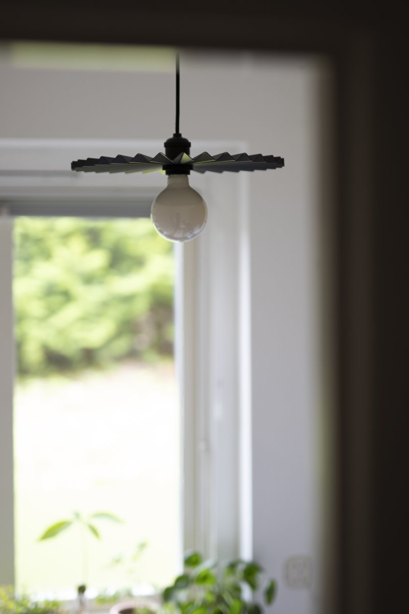 Omega Ø35 Svart taklampa från Globen Lighting - Omega &auml;r en taklampa med veckad metallsk&auml;rm som ger rummet en distinkt karakt&auml;r.