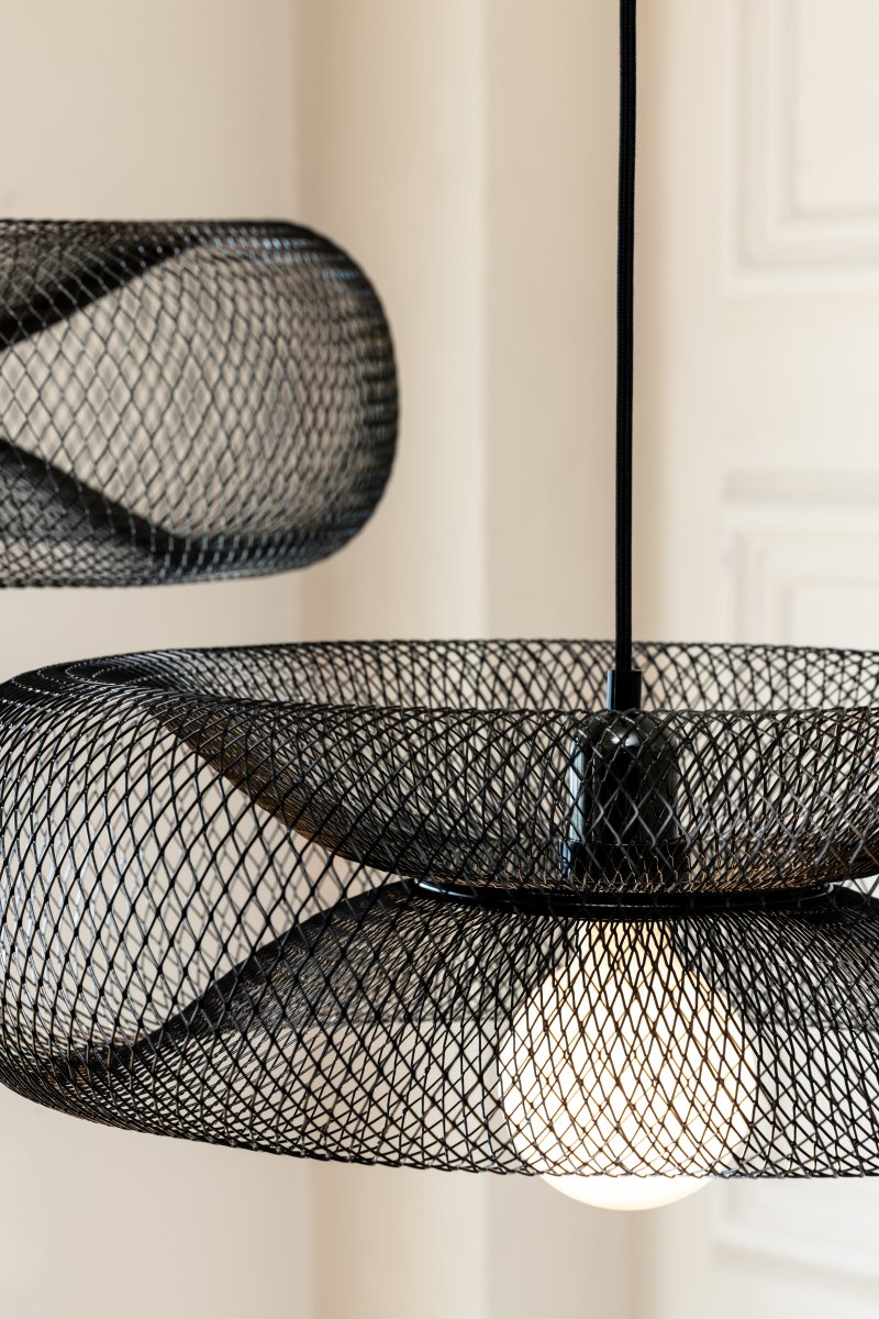 Torus Ø65 Svart taklampa från Globen Lighting - Torus &auml;r en luftig och mjuk pendel tillverkad av galvaniserat svart metalln&auml;t.