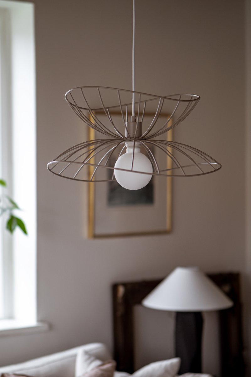 Ray Ø45 Beige taklampa från Globen Lighting - Ray &auml;r en pendel i metall med en organisk, mjukt b&ouml;ljande form.