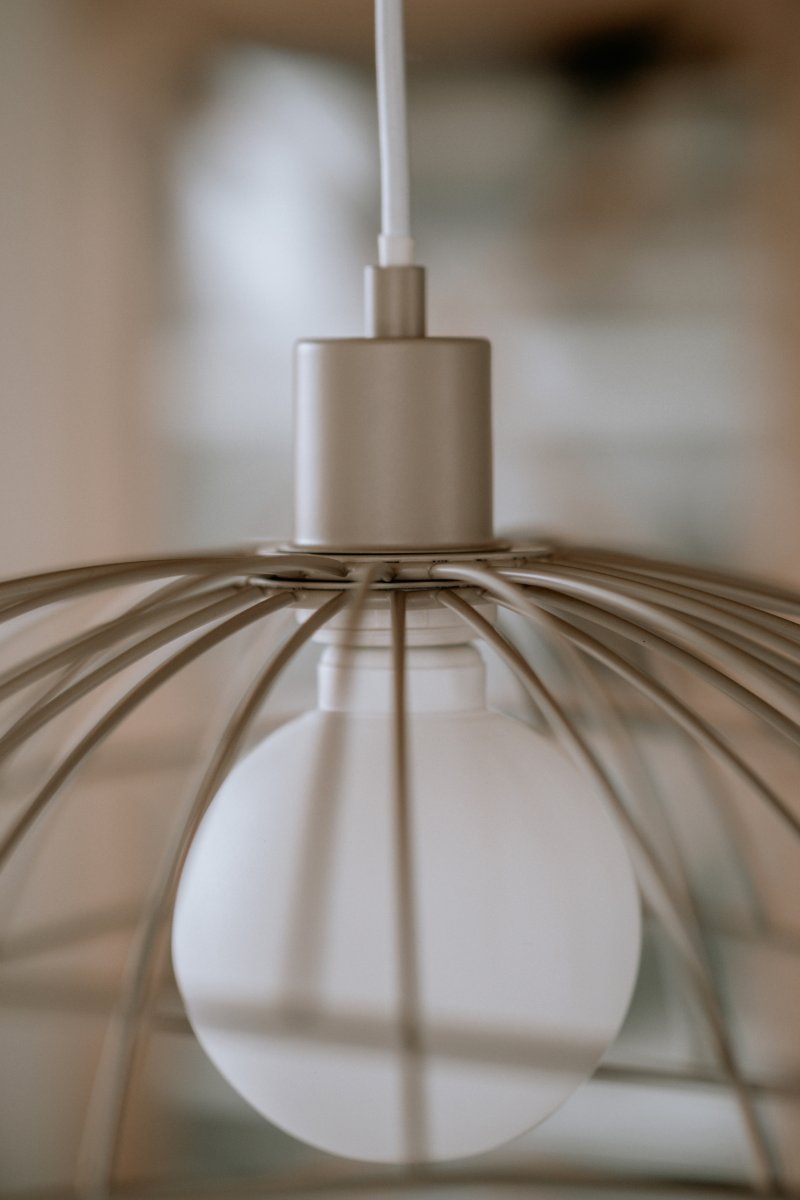 Ray Ø45 Beige taklampa från Globen Lighting - Ray &auml;r en pendel i metall med en organisk, mjukt b&ouml;ljande form.