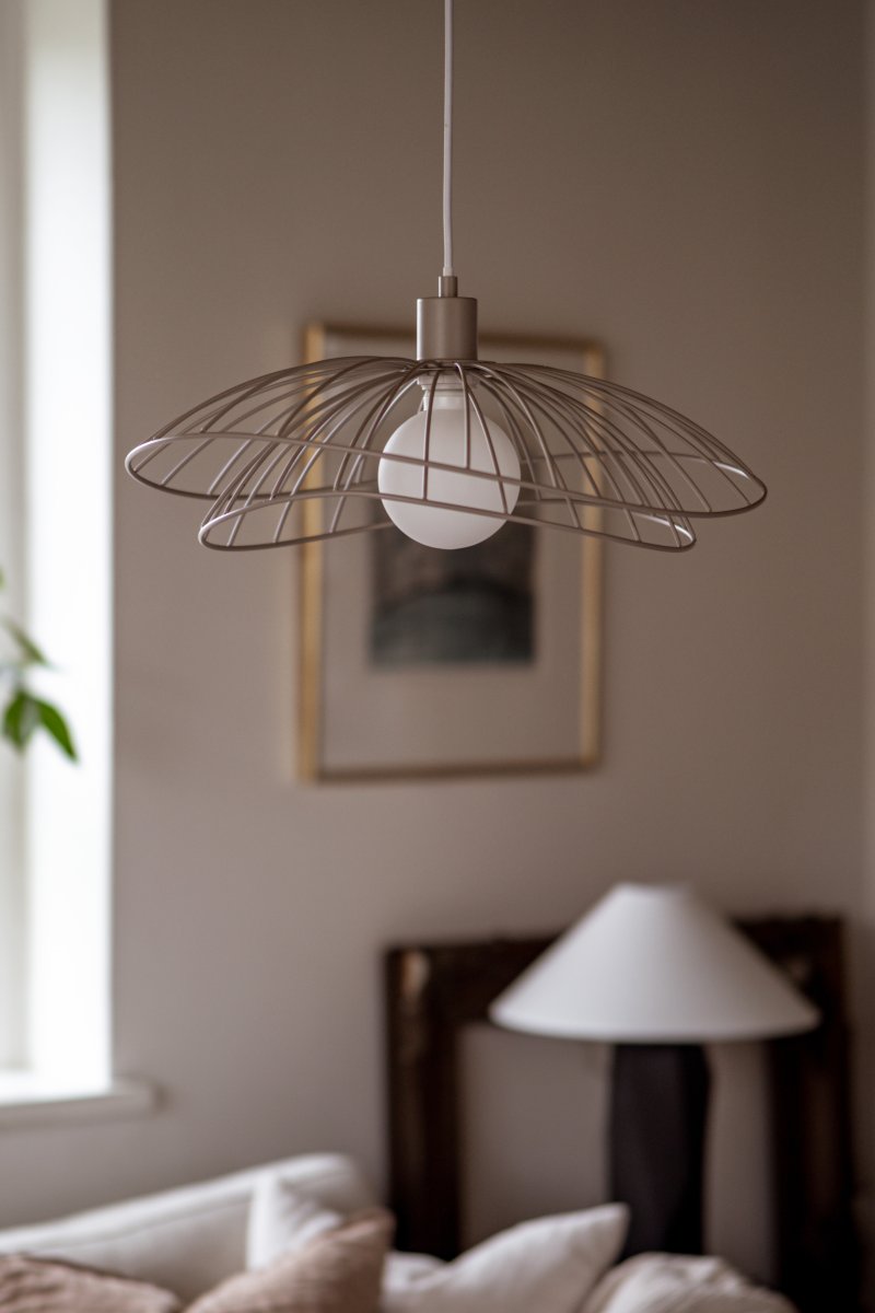 Ray Ø45 Beige taklampa från Globen Lighting - Ray &auml;r en pendel i metall med en organisk, mjukt b&ouml;ljande form.