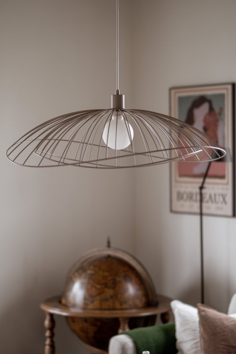 Ray Ø70 Beige taklampa från Globen Lighting - Ray &auml;r en pendel i metall med en organisk, mjukt b&ouml;ljande form.