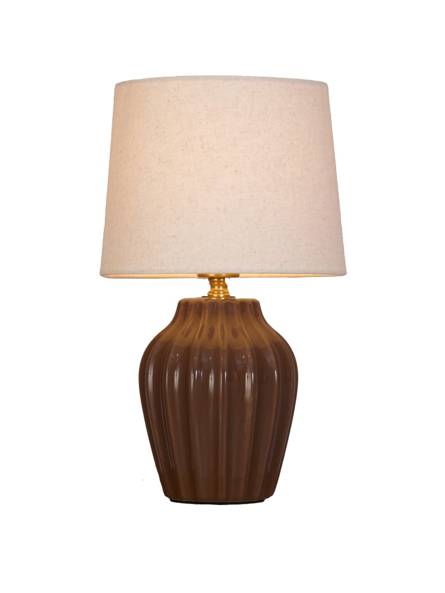 Lyon 32cm Brun bordslampa från PR Home - Med sin stilrena och inbjudande design passar Lyon lika fint p&aring; ett sidobord, nattduksbord eller i ett f&ouml;nster, d&auml;r den blir ett dekorativt och st&auml;mningsfullt inslag i b&aring;de klassiska och moderna hem.