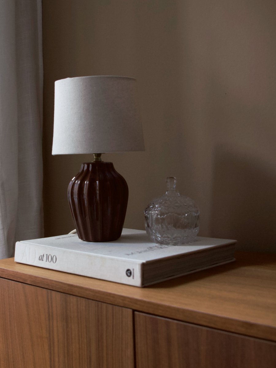 Lyon 32cm Brun bordslampa från PR Home - Med sin stilrena och inbjudande design passar Lyon lika fint p&aring; ett sidobord, nattduksbord eller i ett f&ouml;nster, d&auml;r den blir ett dekorativt och st&auml;mningsfullt inslag i b&aring;de klassiska och moderna hem.