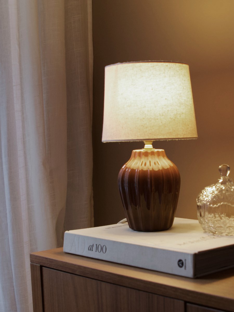 Lyon 32cm Brun bordslampa från PR Home - Med sin stilrena och inbjudande design passar Lyon lika fint p&aring; ett sidobord, nattduksbord eller i ett f&ouml;nster, d&auml;r den blir ett dekorativt och st&auml;mningsfullt inslag i b&aring;de klassiska och moderna hem.