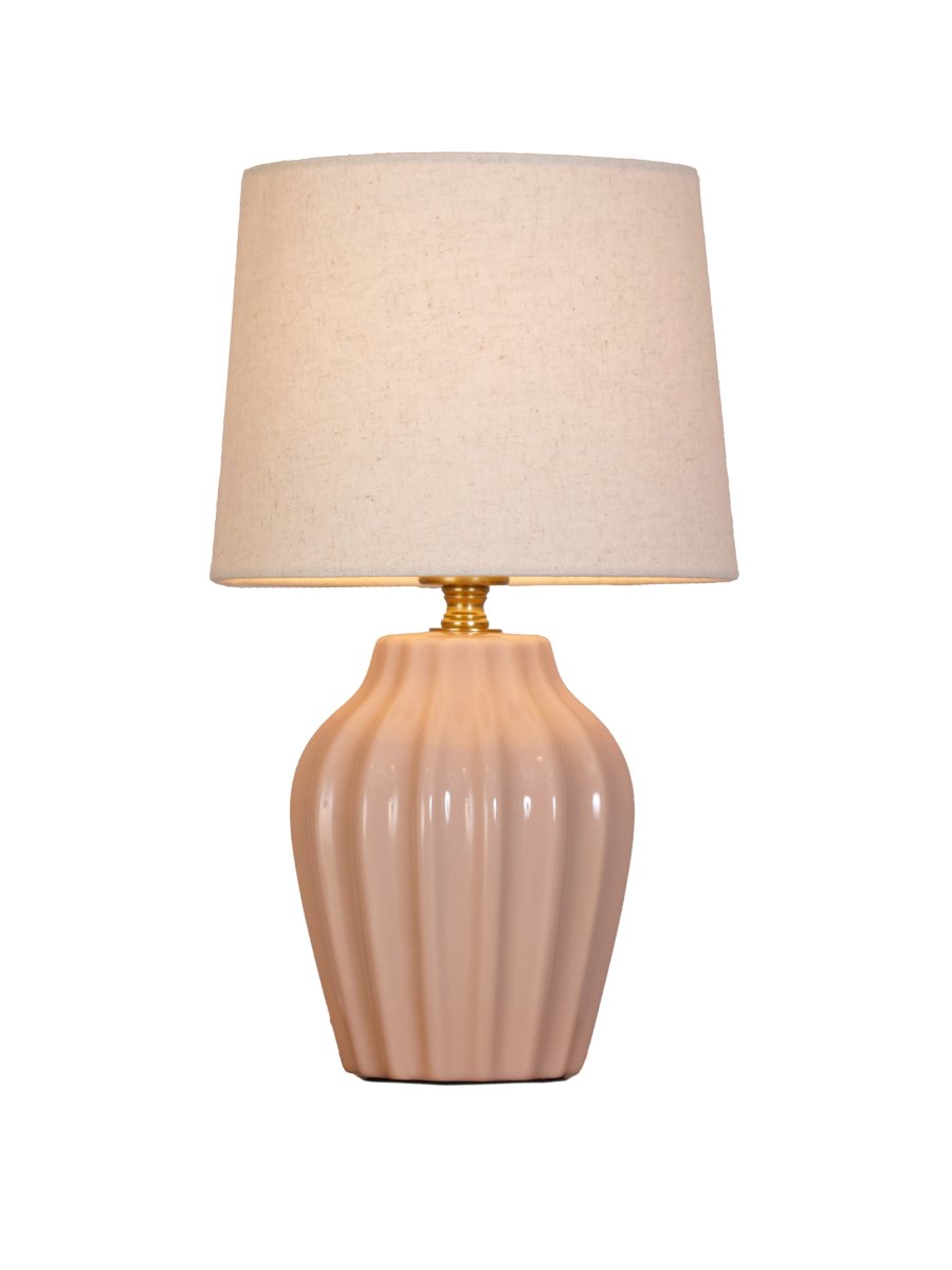 Lyon 32cm Rosa bordslampa från PR Home - Med sin stilrena och inbjudande design passar Lyon lika fint p&aring; ett sidobord, nattduksbord eller i ett f&ouml;nster, d&auml;r den blir ett dekorativt och st&auml;mningsfullt inslag i b&aring;de klassiska och moderna hem.