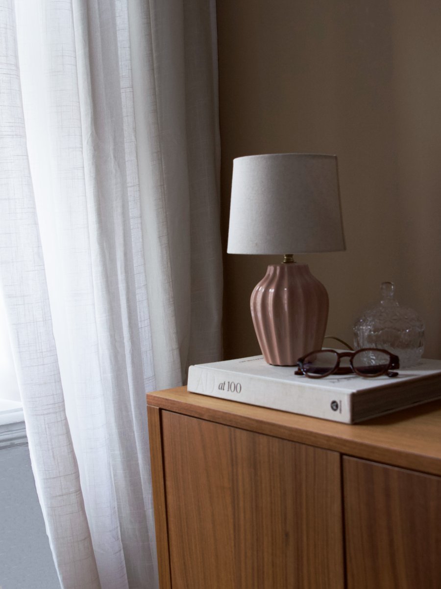 Lyon 32cm Rosa bordslampa från PR Home - Med sin stilrena och inbjudande design passar Lyon lika fint p&aring; ett sidobord, nattduksbord eller i ett f&ouml;nster, d&auml;r den blir ett dekorativt och st&auml;mningsfullt inslag i b&aring;de klassiska och moderna hem.