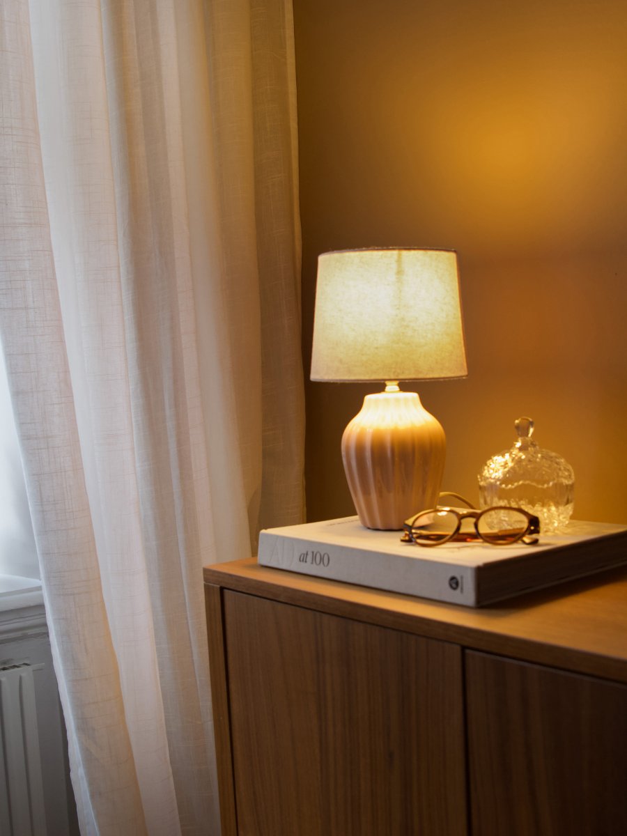 Lyon 32cm Rosa bordslampa från PR Home - Med sin stilrena och inbjudande design passar Lyon lika fint p&aring; ett sidobord, nattduksbord eller i ett f&ouml;nster, d&auml;r den blir ett dekorativt och st&auml;mningsfullt inslag i b&aring;de klassiska och moderna hem.