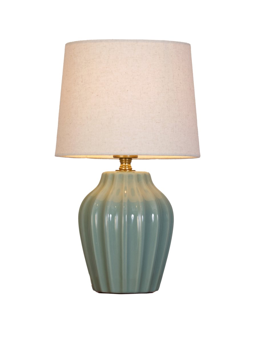 Lyon 32cm Turkos bordslampa från PR Home - Med sin stilrena och inbjudande design passar Lyon lika fint p&aring; ett sidobord, nattduksbord eller i ett f&ouml;nster, d&auml;r den blir ett dekorativt och st&auml;mningsfullt inslag i b&aring;de klassiska och moderna hem.