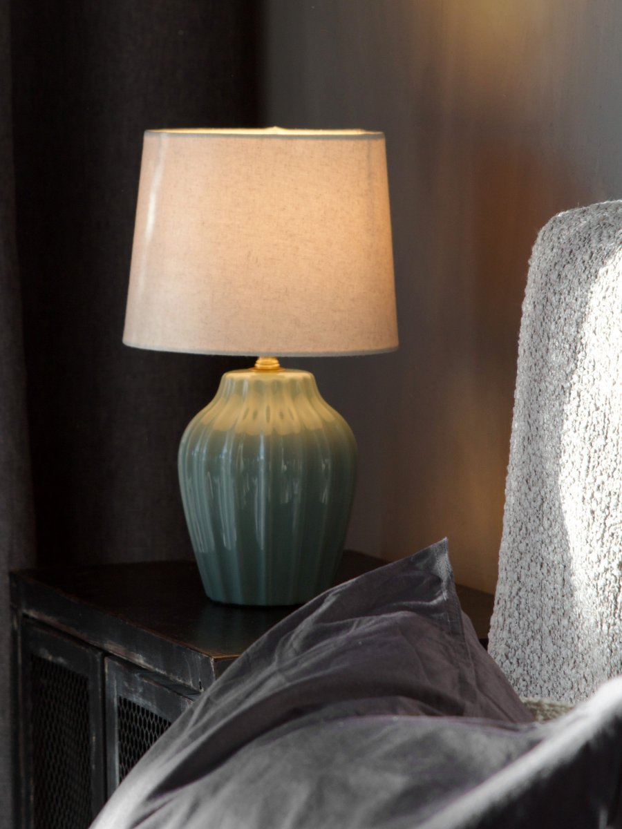 Lyon 32cm Turkos bordslampa från PR Home - Med sin stilrena och inbjudande design passar Lyon lika fint p&aring; ett sidobord, nattduksbord eller i ett f&ouml;nster, d&auml;r den blir ett dekorativt och st&auml;mningsfullt inslag i b&aring;de klassiska och moderna hem.