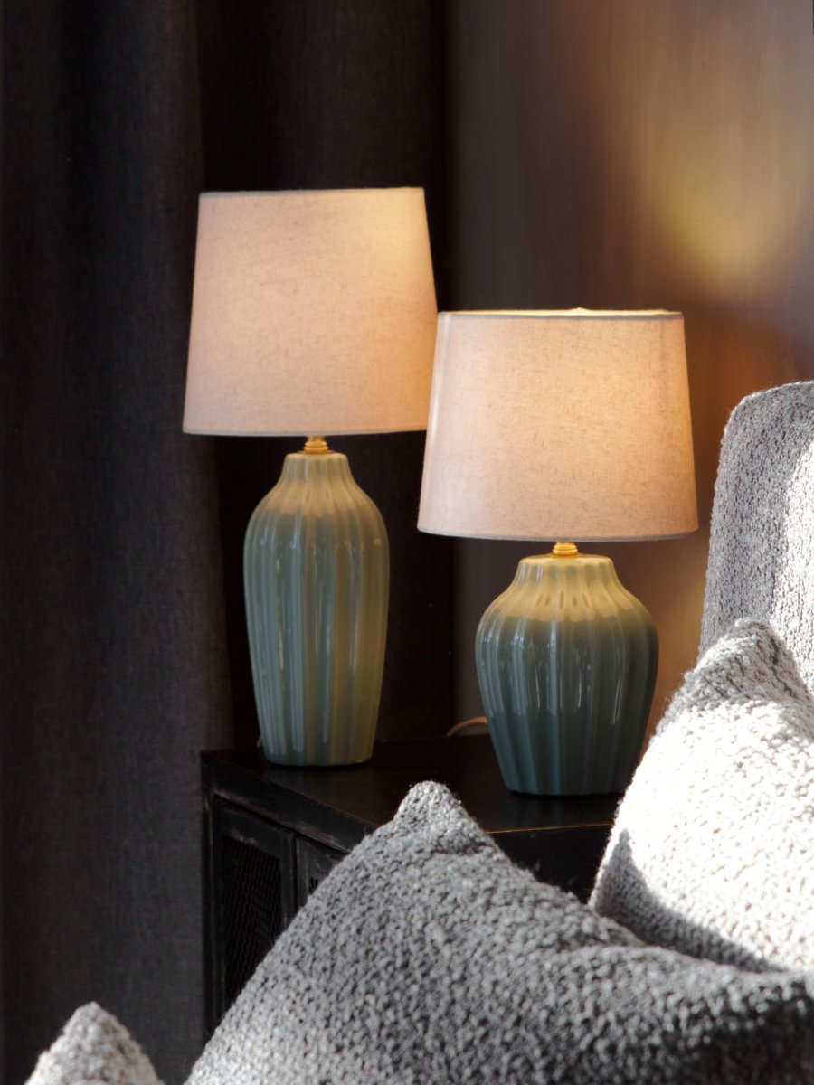 Lyon 32cm Turkos bordslampa från PR Home - Med sin stilrena och inbjudande design passar Lyon lika fint p&aring; ett sidobord, nattduksbord eller i ett f&ouml;nster, d&auml;r den blir ett dekorativt och st&auml;mningsfullt inslag i b&aring;de klassiska och moderna hem.