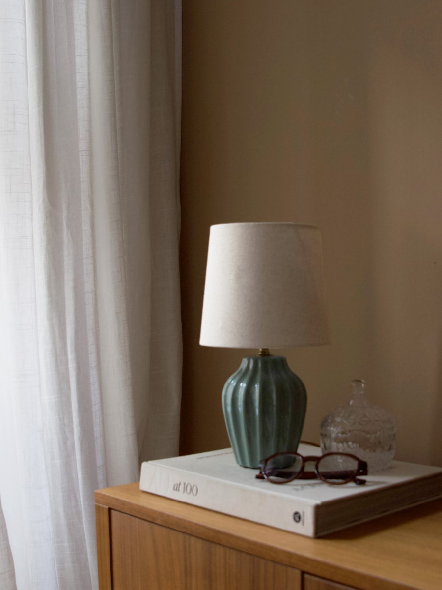 Lyon 32cm Turkos bordslampa från PR Home - Med sin stilrena och inbjudande design passar Lyon lika fint p&aring; ett sidobord, nattduksbord eller i ett f&ouml;nster, d&auml;r den blir ett dekorativt och st&auml;mningsfullt inslag i b&aring;de klassiska och moderna hem.