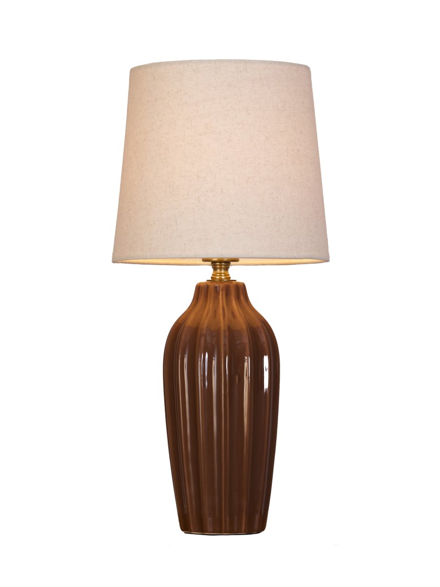 Lyon 40cm Brun bordslampa från PR Home - Med sin stilrena och inbjudande design passar Lyon lika fint p&aring; ett sidobord, nattduksbord eller i ett f&ouml;nster, d&auml;r den blir ett dekorativt och st&auml;mningsfullt inslag i b&aring;de klassiska och moderna hem.