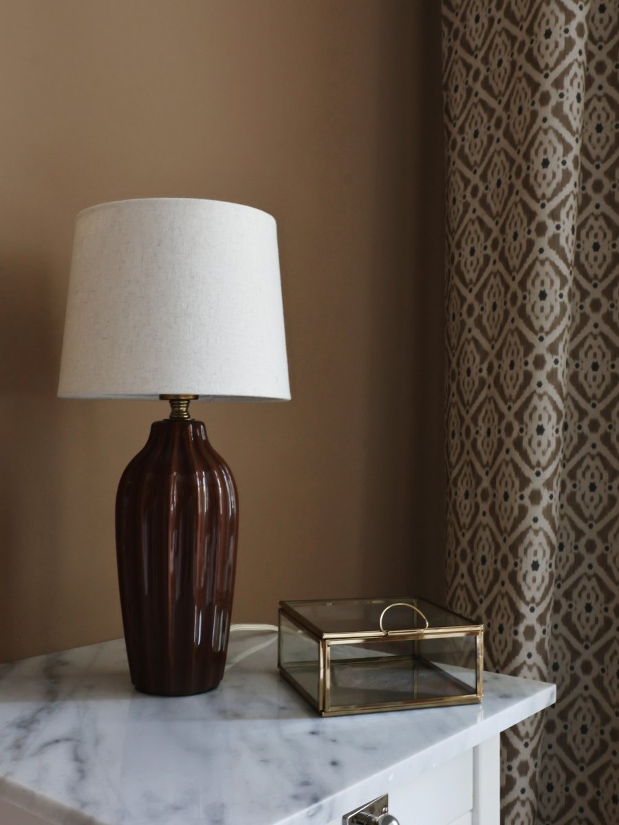 Lyon 40cm Brun bordslampa från PR Home - Med sin stilrena och inbjudande design passar Lyon lika fint p&aring; ett sidobord, nattduksbord eller i ett f&ouml;nster, d&auml;r den blir ett dekorativt och st&auml;mningsfullt inslag i b&aring;de klassiska och moderna hem.