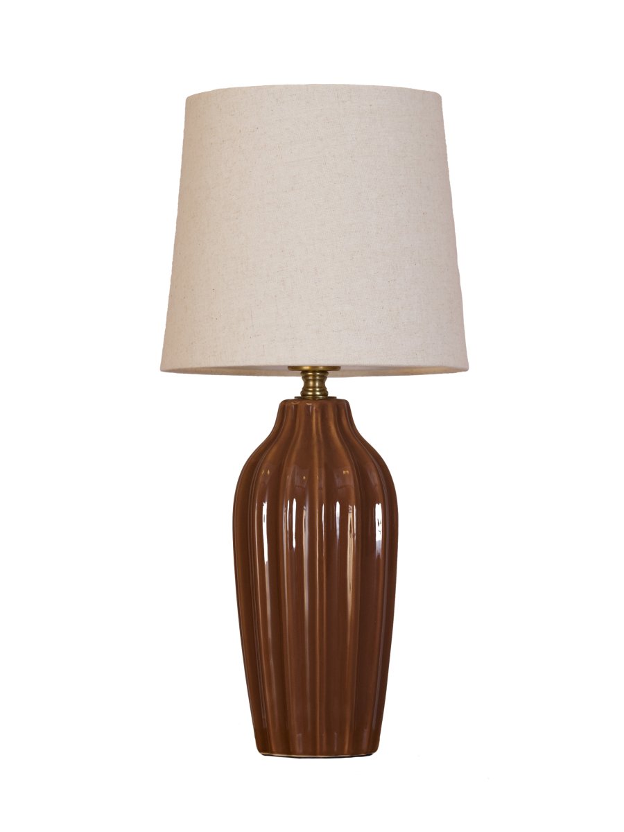 Lyon 40cm Brun bordslampa från PR Home - Med sin stilrena och inbjudande design passar Lyon lika fint p&aring; ett sidobord, nattduksbord eller i ett f&ouml;nster, d&auml;r den blir ett dekorativt och st&auml;mningsfullt inslag i b&aring;de klassiska och moderna hem.
