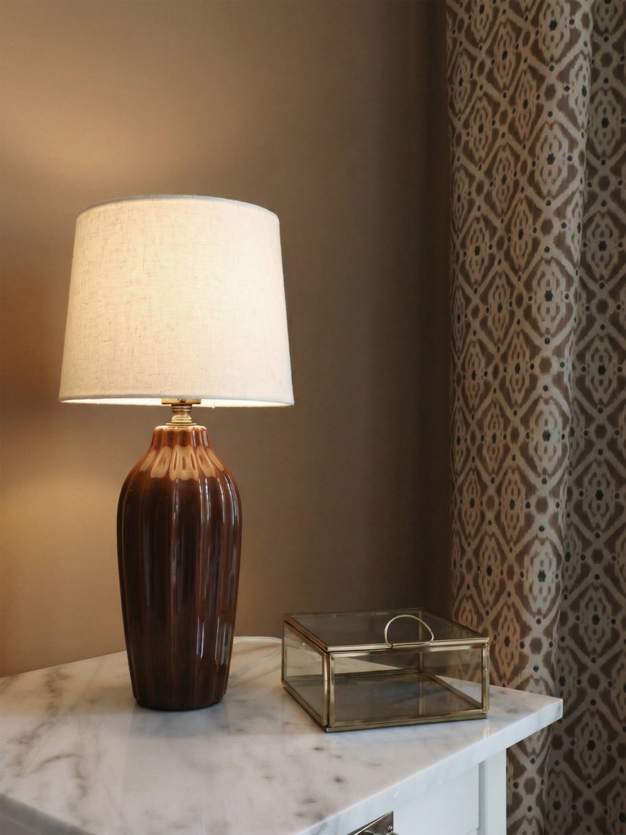 Lyon 40cm Brun bordslampa från PR Home - Med sin stilrena och inbjudande design passar Lyon lika fint p&aring; ett sidobord, nattduksbord eller i ett f&ouml;nster, d&auml;r den blir ett dekorativt och st&auml;mningsfullt inslag i b&aring;de klassiska och moderna hem.
