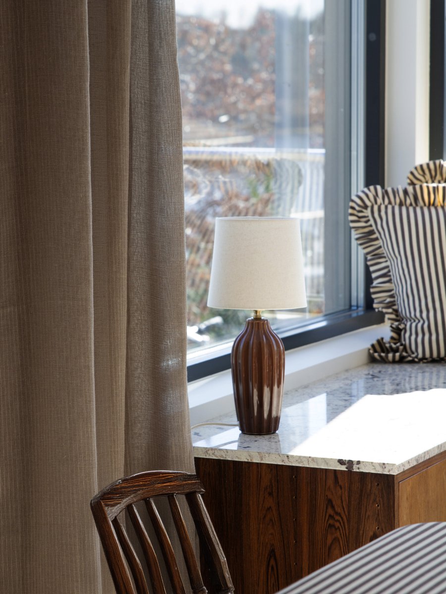 Lyon 40cm Brun bordslampa från PR Home - Med sin stilrena och inbjudande design passar Lyon lika fint p&aring; ett sidobord, nattduksbord eller i ett f&ouml;nster, d&auml;r den blir ett dekorativt och st&auml;mningsfullt inslag i b&aring;de klassiska och moderna hem.