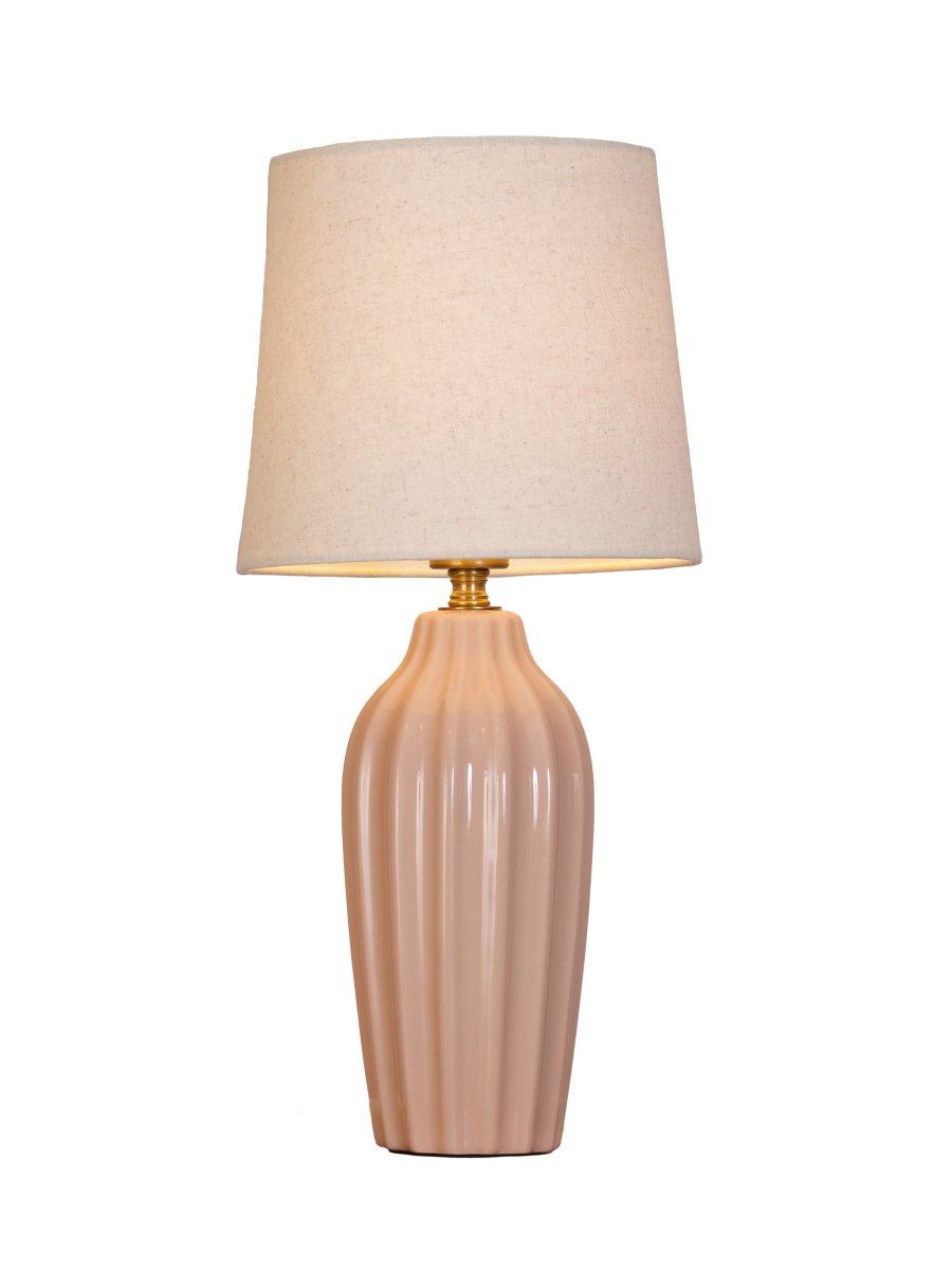 Lyon 40cm Rosa bordslampa från PR Home - Med sin stilrena och inbjudande design passar Lyon lika fint p&aring; ett sidobord, nattduksbord eller i ett f&ouml;nster, d&auml;r den blir ett dekorativt och st&auml;mningsfullt inslag i b&aring;de klassiska och moderna hem.