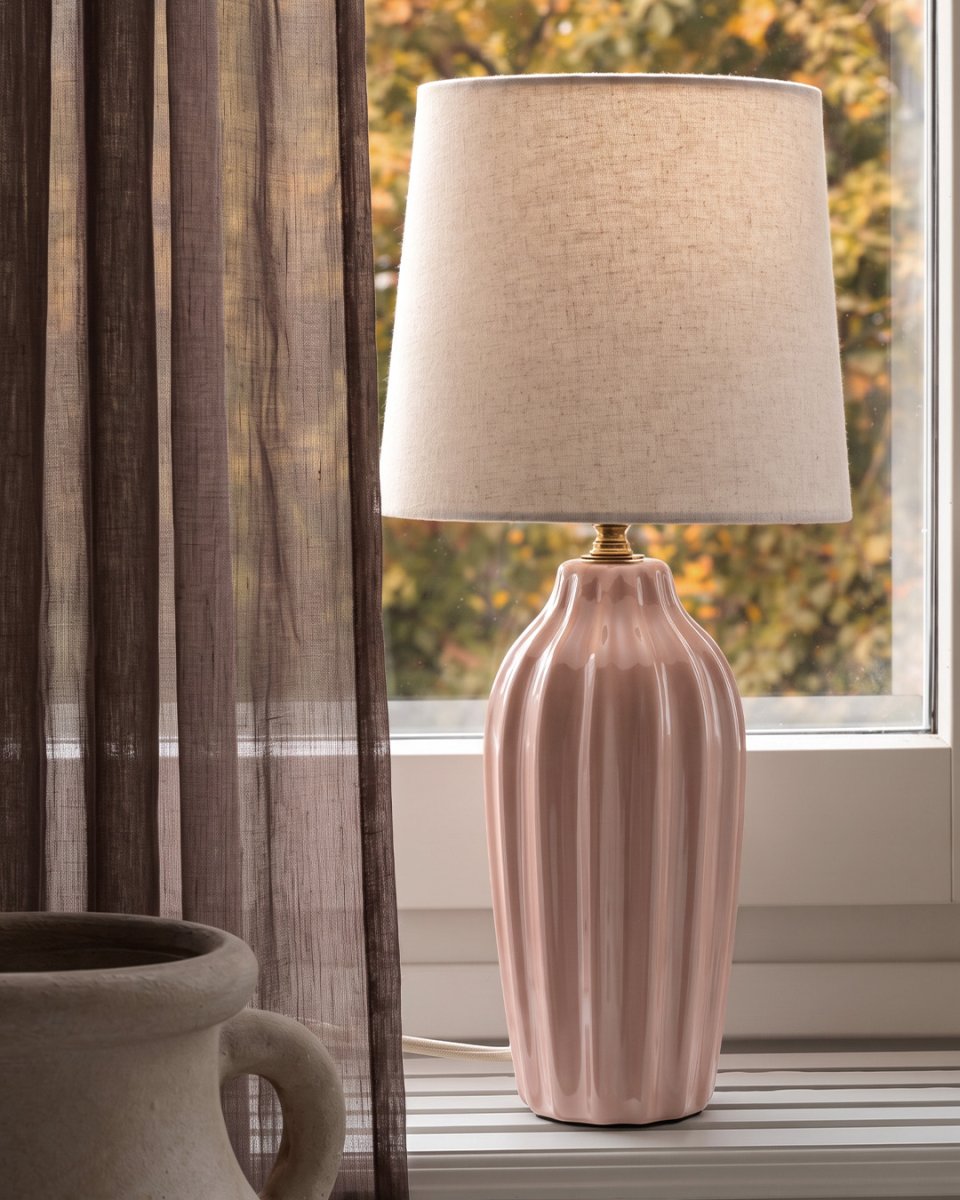 Lyon 40cm Rosa bordslampa från PR Home - Med sin stilrena och inbjudande design passar Lyon lika fint p&aring; ett sidobord, nattduksbord eller i ett f&ouml;nster, d&auml;r den blir ett dekorativt och st&auml;mningsfullt inslag i b&aring;de klassiska och moderna hem.