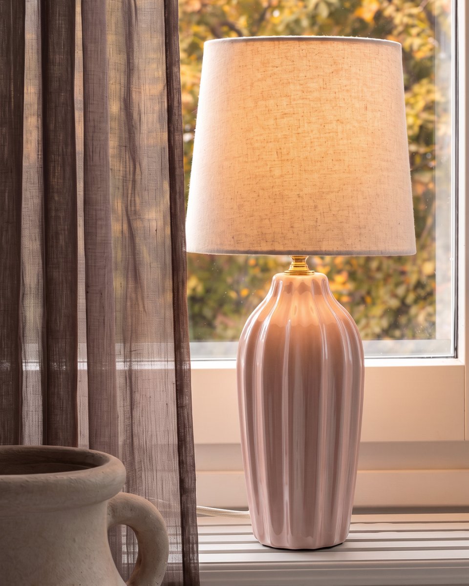 Lyon 40cm Rosa bordslampa från PR Home - Med sin stilrena och inbjudande design passar Lyon lika fint p&aring; ett sidobord, nattduksbord eller i ett f&ouml;nster, d&auml;r den blir ett dekorativt och st&auml;mningsfullt inslag i b&aring;de klassiska och moderna hem.