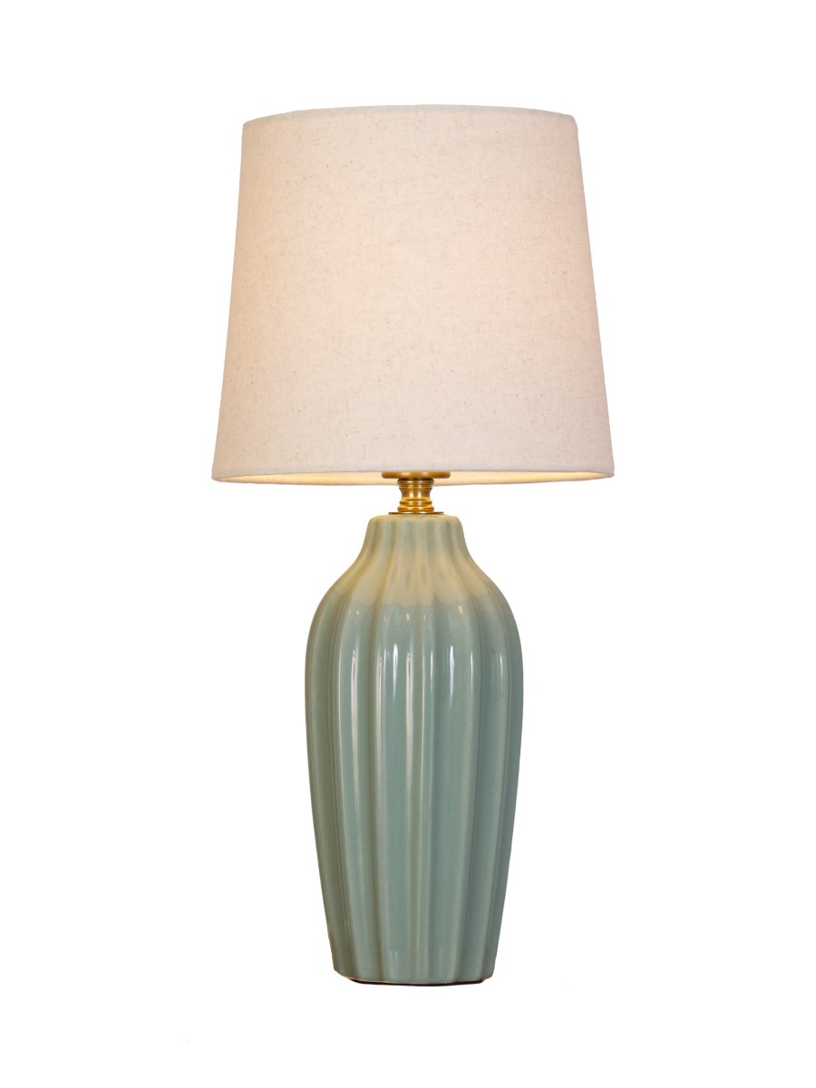 Lyon 40cm Turkos bordslampa från PR Home - Med sin stilrena och inbjudande design passar Lyon lika fint p&aring; ett sidobord, nattduksbord eller i ett f&ouml;nster, d&auml;r den blir ett dekorativt och st&auml;mningsfullt inslag i b&aring;de klassiska och moderna hem.