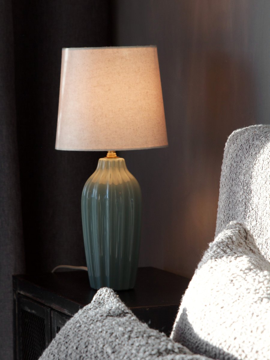 Lyon 40cm Turkos bordslampa från PR Home - Med sin stilrena och inbjudande design passar Lyon lika fint p&aring; ett sidobord, nattduksbord eller i ett f&ouml;nster, d&auml;r den blir ett dekorativt och st&auml;mningsfullt inslag i b&aring;de klassiska och moderna hem.